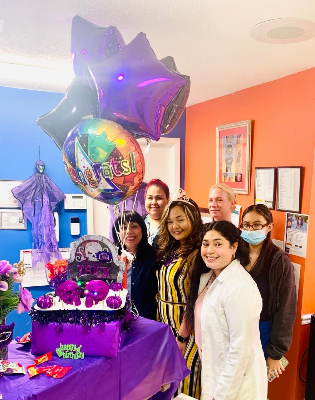 Celebración de Halloween con globos de felicitación y el equipo