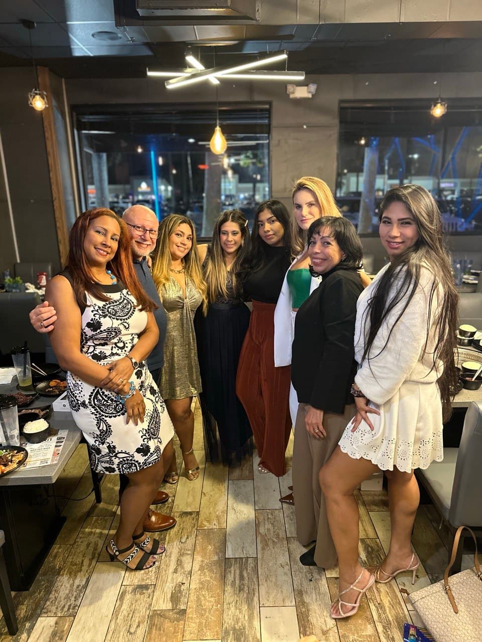 Salida nocturna del equipo en un restaurante