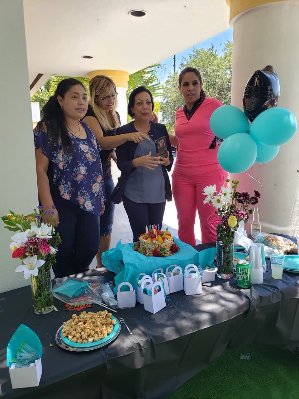 Evento al aire libre del equipo con pastel de cumpleaños y globos